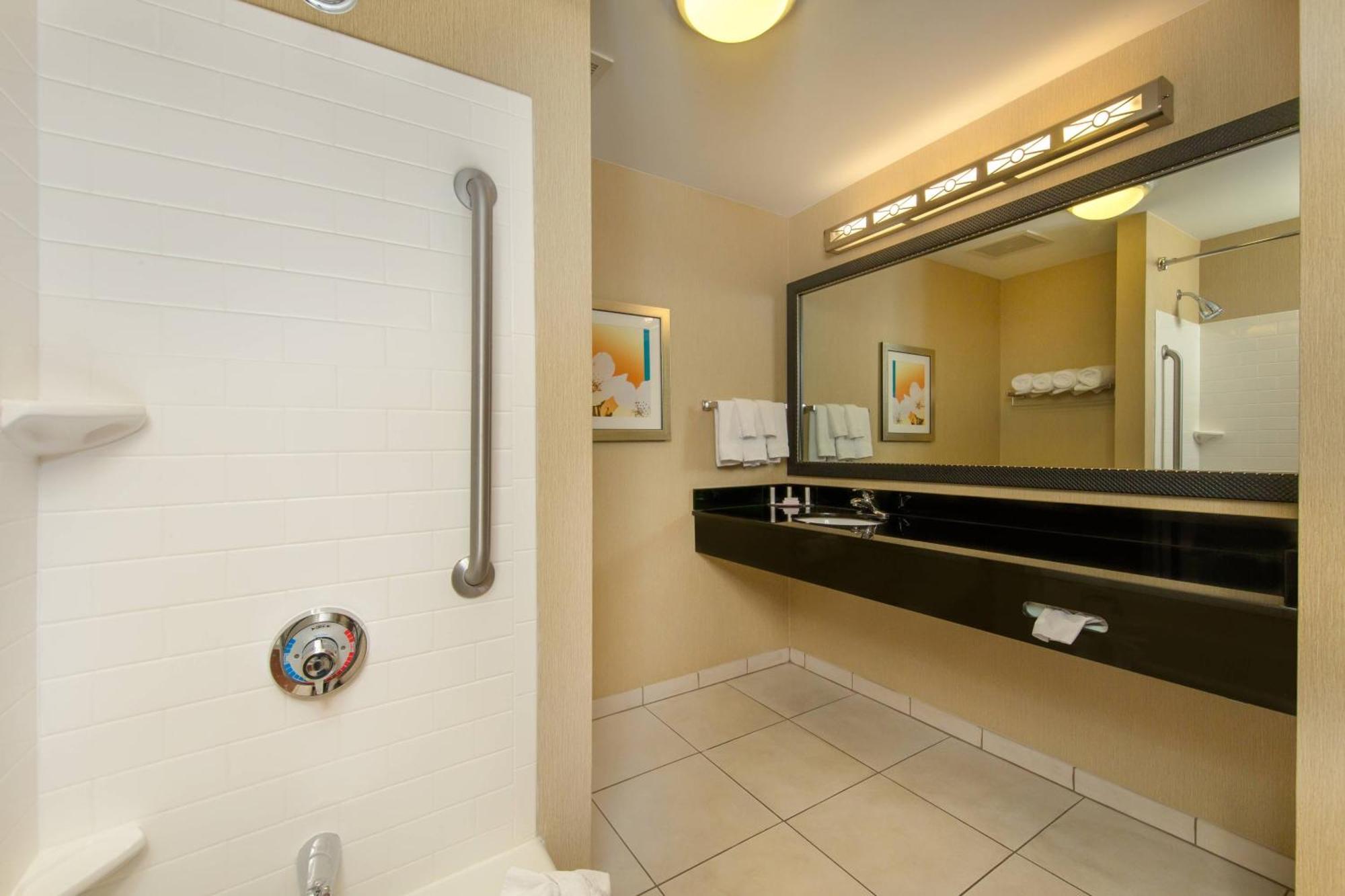 Fairfield Inn And Suites Кливленд Экстерьер фото